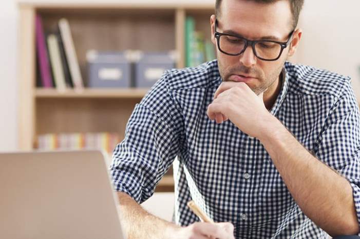 دراسة-العمل-من-المنزل-يؤثر-على-سعادة-الموظف-1300x600