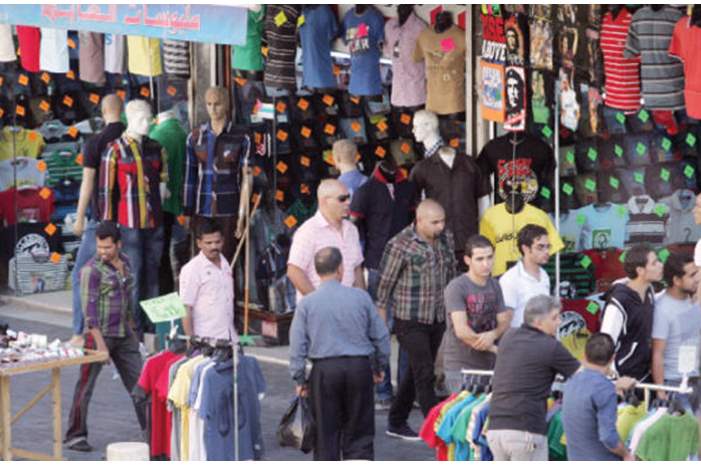 متسوقون في أحد أسواق الألبسة في منطقة وسط البلد بعمان - %28الغد%29