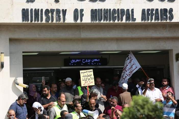 جانب من اعتصام موظفي البلديات في وقت سابق -%28تصوير أسامة الرفاعي%29