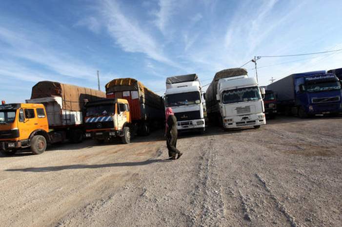 شاحنات تقف قرب الحدود الأردنية السورية - الغد %28 ارشيفية %29