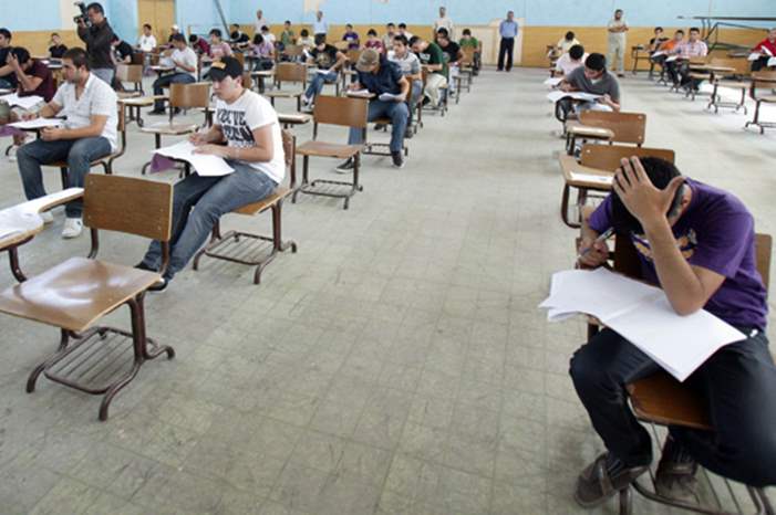 طلبة خلال تقديمهم لمادة في امتحان %26quot%3Bالتوجيهي%26quot%3B- %28أرشيفية- تصوير%3A ساهر قدارة%29