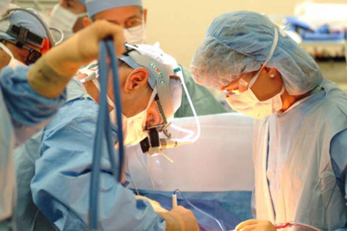 فريق طبي يجري عملية جراحية لأحد المرضى -%28أرشيفية%29