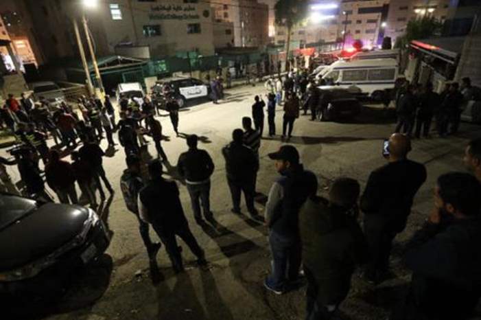 تجمع لأهالي الطلبة امام المدرسة صاحبة الرحلة