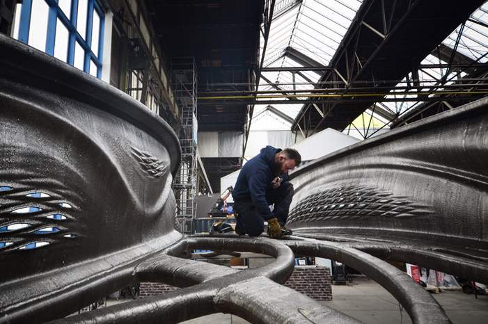 mx3d-robot-printed-steel-bridge-completes-span-amsterdam_dezeen_2364_col_6-1704x1129