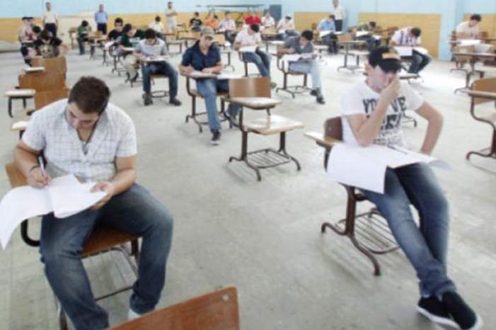 طلبة يؤدون أحد امتحانات %26quot%3Bالتوجيهي%26quot%3B في وقت سابق بمدرسة في عمان - %28تصوير%3A ساهر قدارة%29