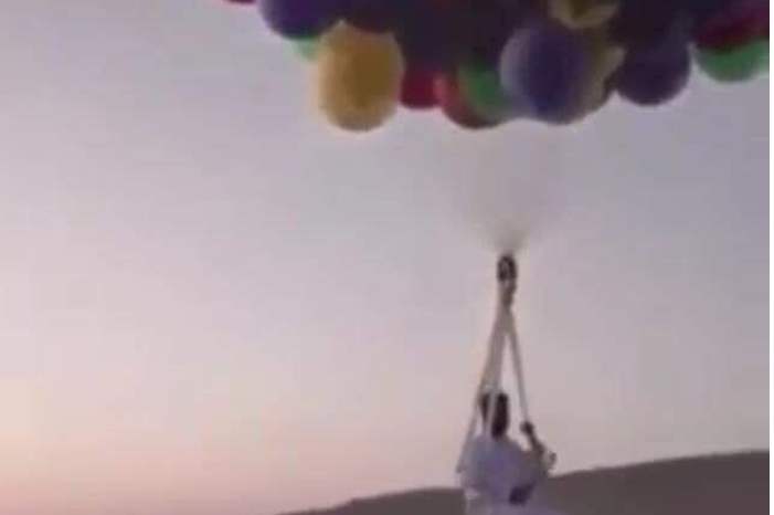 14517-الأب-اثناء-تحليقه-بالبالون