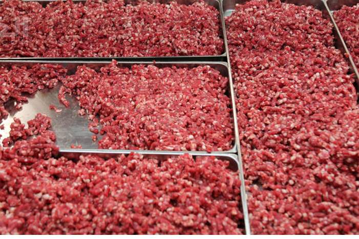 لحوم معروضة في أحد الأسواق -%28تعبيرية- تصوير%3A اسامة رفاعي%29