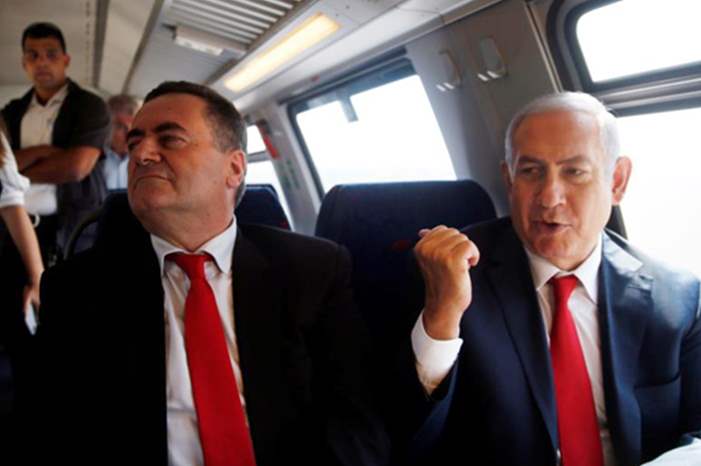 نتنياهو إلى جانب وزير النقل الإسرائيلي يسرائيل كاتس