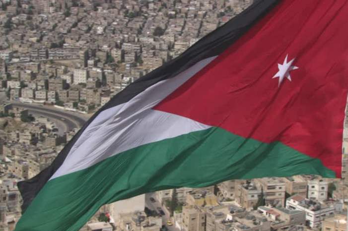 279045493-raghadan-flagpole-bandiera-della-giordania-amman-veduta-sulla-citta