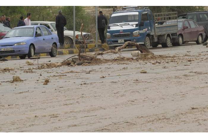 انهيارات تغلق طريق -%28أرشيفية%29