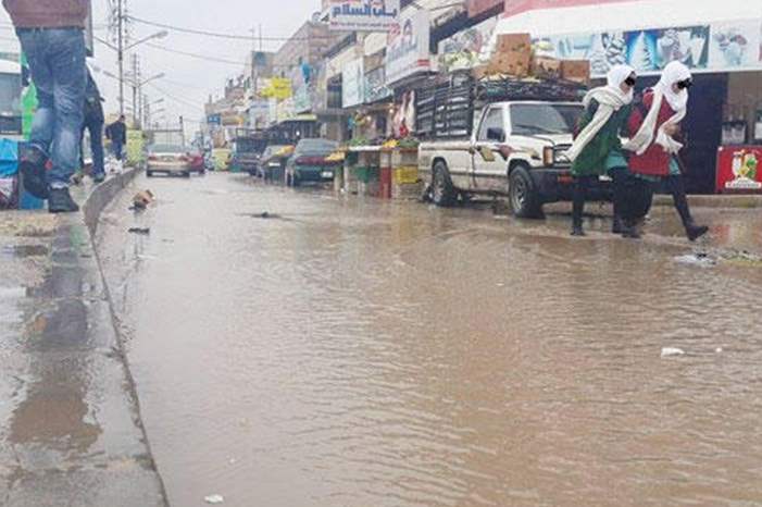 مياه الامطار تشكل بركة في أحد شوارع مدينة اربد-%28الغد%29