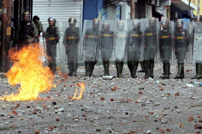 2019-01-24T041047Z_762242809_RC14C0C0D060_RTRMADP_3_VENEZUELA-POLITICS-750x430