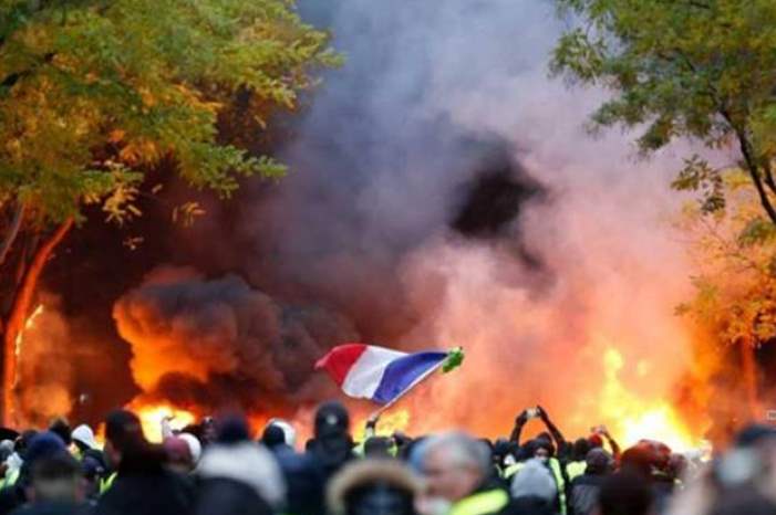 معارك كر وفر بين الشرطة والمحتجين في باريس-%28من المصدر%29