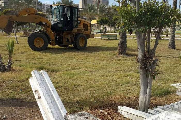 أدخل-شاحنته-الحديقة-ونسيها..-عامل-يضطر-لهدم-سياج-بعد-بنائه-بلحظات-1300x600