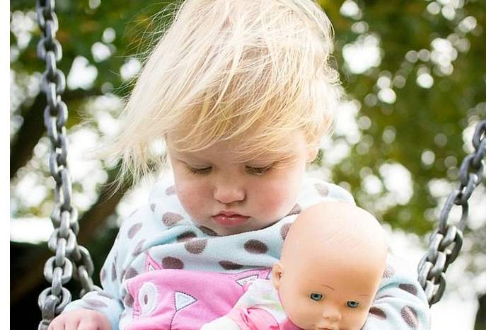 6904472-6451579-Izzy_was_captured_by_her_father_Dave_Fletcher_39_dosing_on_a_pla-m-25_1543745027030