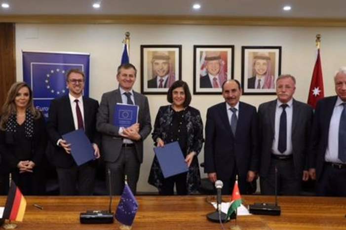 جانب من توقيع الاتفاقية