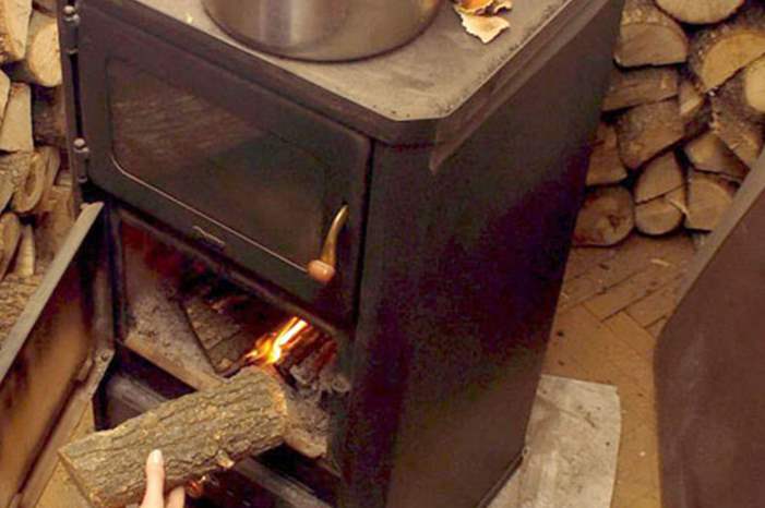 مدفأة حطب في أحد المنازل-(أرشيفية)