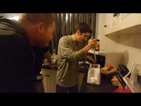 شاهد ماذا حدث عندما حاول شاب وضع السكين بالتوستر!