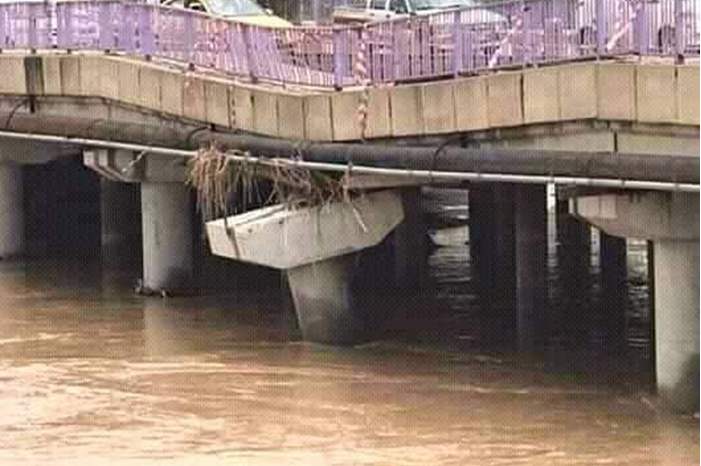 28767-جسر-السويس-فى-الموصل-يعانى-من-أضرار-كبيرة-قد-تؤدى-إلى-سقوطه