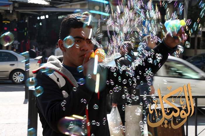 باعة متجولون ينثرون الفرح بوسط البلد