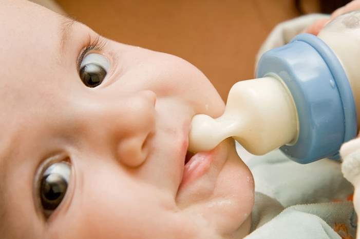 الرضاعة-الصناعية-بجانب-الرضاعة-الطبيعية