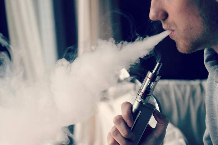 2048px-E-Cigarette-Electronic_Cigarette-E-Cigs-E-Liquid-Vaping-Cloud_Chasing_16161316908