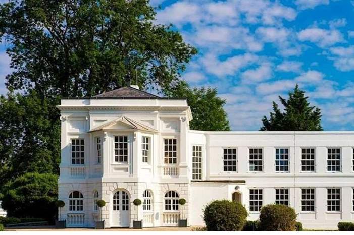 بالصور..-هكذا-تحولت-جزيرة-مونكي-البدائية-إلى-منتجع-سياحي-فاخر-1300x600