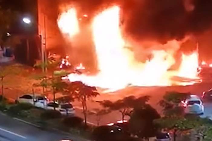 12662604-6955231-Petrol_station_staff_customers_and_nearby_residents_were_evacuat-m-60_1556118107337-636918655892141491