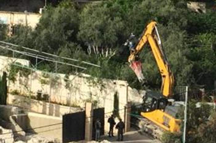 الاحتلال يهدم منزلين لشقيقين