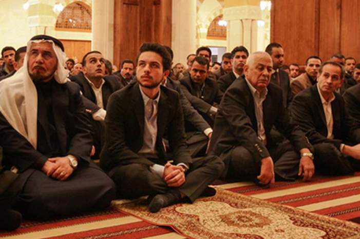 ولي العهد يؤدي صلاة الجمعة في مسجد الملك الحسين