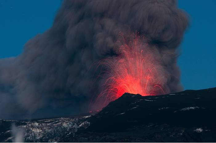Eyjafjallajökull_major_eruption_20100510
