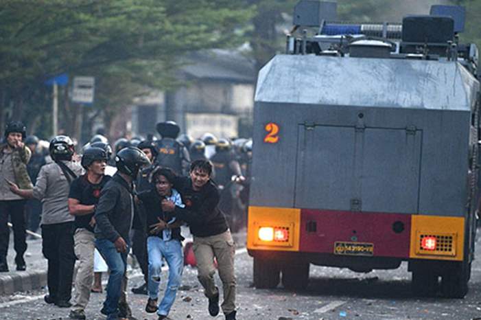 62218-اعتقال-متظاهرين-فى-اندونيسيا