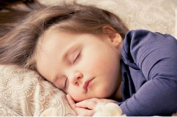 كيف_ينام_الطفل_بسرعه