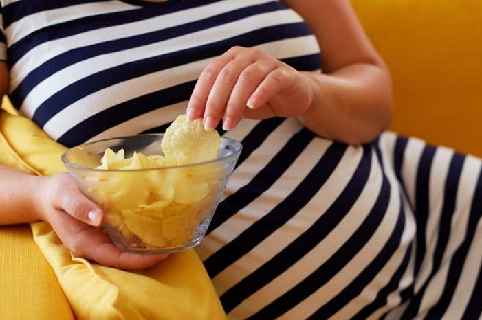 دراسة-رقائق-البطاطا-خطر-على-النساء-الحوامل-1300x600