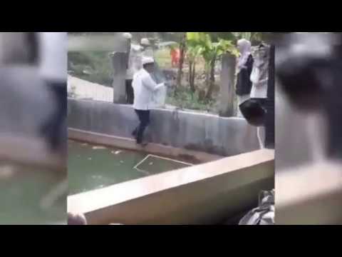 فيديو مروع يُظهر لحظة وقوع جثة في بركة سباحة بعد فقدان 4 رجال توازنهم!