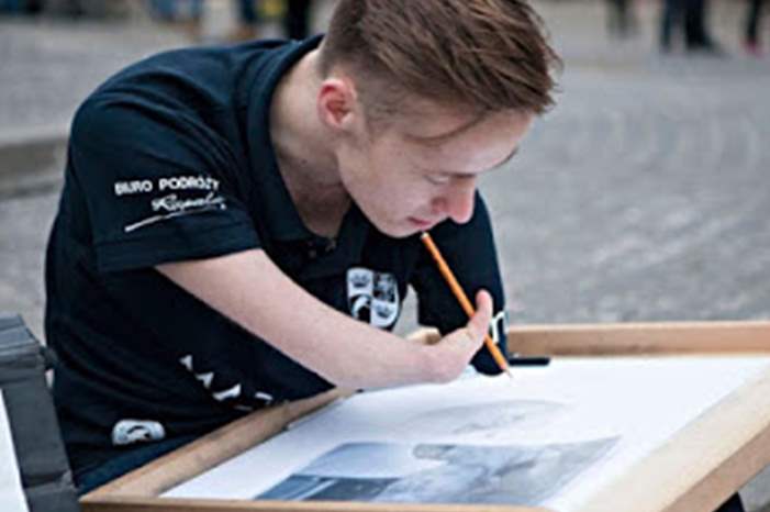 1-فنان-يبهر-الجميع-بالرسم-بدون-يدين