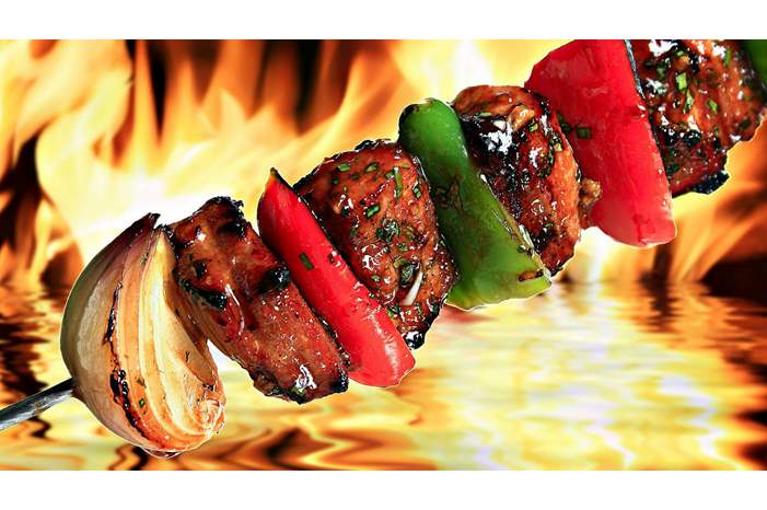 hd-barbecue-wallpaper-met-een-heerlijke-shaslick-en-vuur-op-de-achtergrond-foto