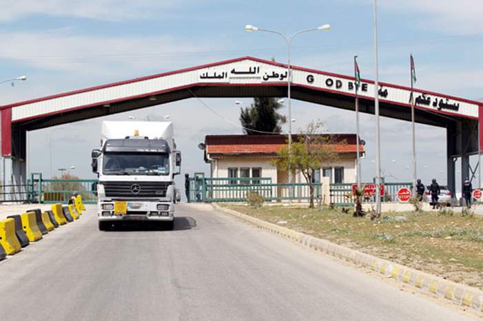 شاحنة تدخل إلى الاراضي الأردنية من معبر جابر - %28تصوير%3A محمد ابو غوش%29