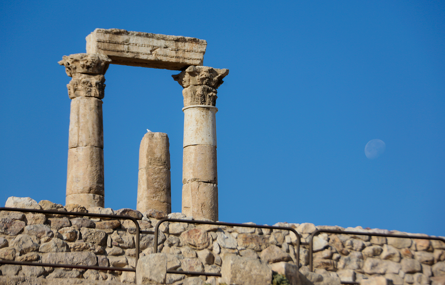 القمر وقت الظهيرة ... سبحان الله