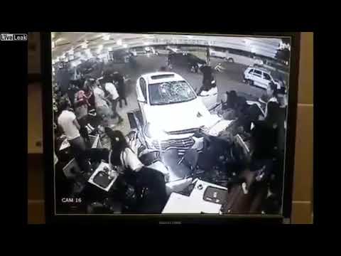 سيارة طائشة تقتحم ساحة مقهى مزدحم 