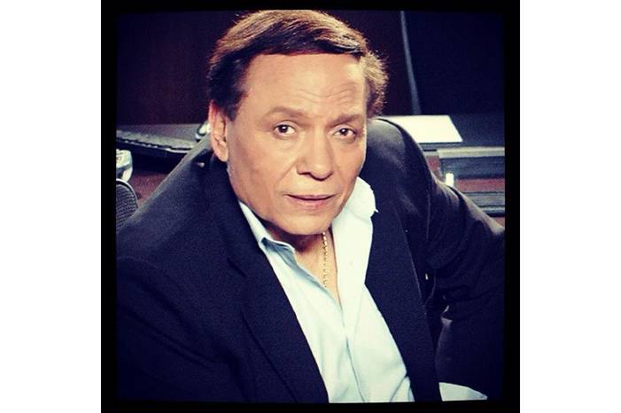 عادل إمام يهرب إلى إيطاليا مع أسرته