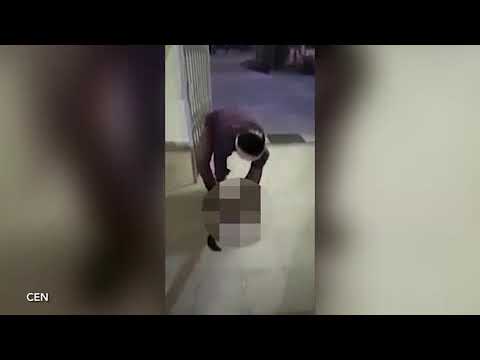 رجل يتجول داخل قسم شرطة برأس زوجته المقطوع (فيديو)