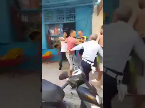 بالفيديو .. شاهد شاب يصفع شرطيا وينزع شارته في تونس