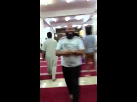 مخمور يغني في مكرفون المسجد يا نونو يا نونو