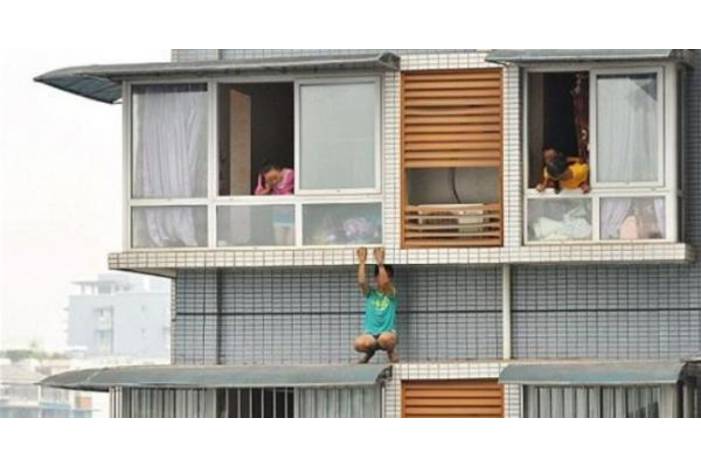 طفل يختبئ من والدته أسفل نافذته في الطابق الـ 11
