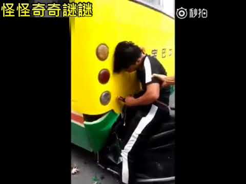 حادث مروع لقائد دراجة بخارية بسبب انشغاله بمطالعة هاتفه 