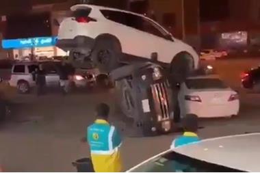 شاهد بالفيديو حادث سير لا يصدق في السعودية الوكيل الاخباري