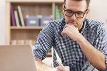 دراسة-العمل-من-المنزل-يؤثر-على-سعادة-الموظف-1300x600