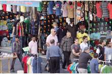 متسوقون في أحد أسواق الألبسة في منطقة وسط البلد بعمان - %28الغد%29