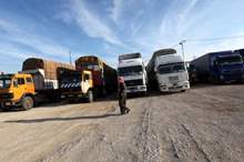 شاحنات تقف قرب الحدود الأردنية السورية - الغد %28 ارشيفية %29